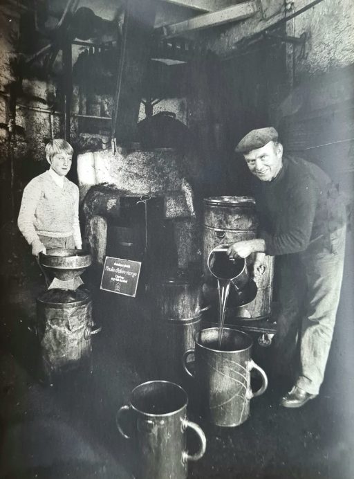 Photographie d'archive : travail au moulin Rovera